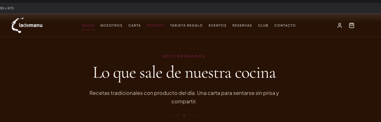 Texto en color vino casi invisible sobre fondo oscuro
